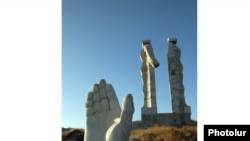 Հայերի եւ թուրքերի բարեկամությունը խորհրդանշող արձանը Կարսում