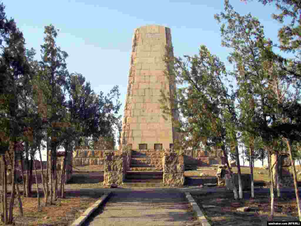 Komissarlar ak gwardiýaçylar tarapyndan öldürilýär.