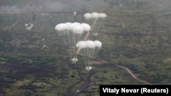 Під час десантування російських ВДВ на полігоні «Гожський» у Гродненському районі зіткнулися двоє десантників (фото ілюстративне)