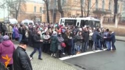 Біля адміністрації Януковича збирають колони людей і ведуть у бік Майдану