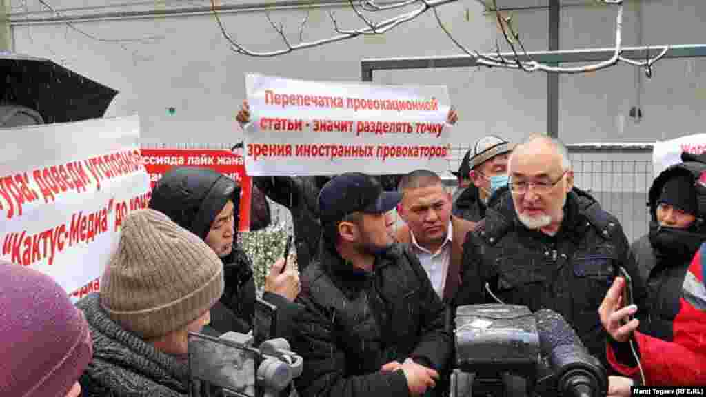 Каршылык акциясына мурдагы депутат Турсунбай Бакир уулу дагы келди.