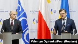 Міністр закордонних справ України Дмитро Кулеба (праворуч) і голова ОБСЄ, міністр закордонних справ Польщі Збігнев Рау. Київ, 10 лютого 2022 року