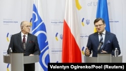 «Це велика, системна проблема, ми повинні звернути на неї увагу», – заявив міністр закордонних справ України Дмитро Кулеба (на фото праворуч) на спільній пресконференції з чинним головою ОБСЄ, міністром закордонних справ Польщі Збігневом Рау 10 лютого в Києві