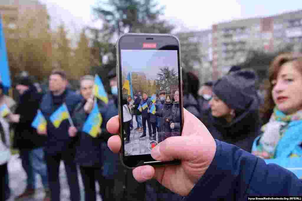 Учасники фотографували та знімали акцію і ділилися фото та відео у соцмережах