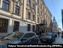 Працівники посольств тимчасово поселились у готелі