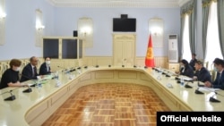 Акылбек Жапаров Дүйнөлүк банктын туруктуу өкүлчүлүгүнүн директору Навид Хасан Накви менен жолугушту. 