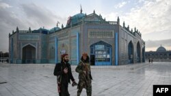 آرشیف، دو تن از افراد مسلح طالبان در روضه منسوب به حضرت علی در شهر مزارشریف