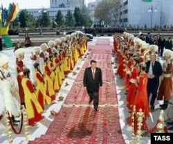 Saparmyrat Nyýazow 2004-nji ýylda bellenen Türkmenistanyň Baýdak gününde. Baryp 1994-nji ýylda Nyýazow bu baýramçylygy öz doglan gününde – 19-njy fewralda bellemegi karar edipdi.