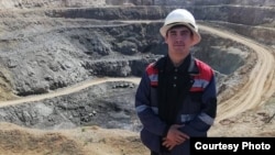 Семей тұрғыны Елдос Қалиевті 2022 жылғы 10 қаңтарда комендант сағаты кезінде ұстап, полиция мекемесіне апарған. 26 жастағы жігіт сонда жұмбақ жағдайда қаза болды.