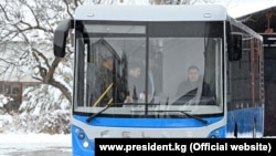 Президент Садыр Жапаров "Белес.kg" автобусун өзү текшерип көргөн. Архивдик сүрөт.