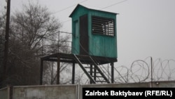 Кыргызстандын түрмөлөрүндө азыр Кытайдын 5 жараны жаза мөөнөтүн өтөп жатат.(Сүрөттө: Бишкектеги 47-түрмөнүн кароолу.)