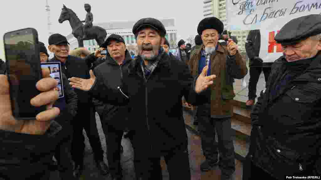 2022-жылдын 13-февралында Алматыда казакстандыктар кандуу Январь окуясында курман болгондорду эскерүү митингине чыгышты. (Петр Троценко) 2022-жылы январдын башында Казакстанда суюлтулган газдын кымбатташына каршы жалпы улуттук нааразылык акциялары катуу толкундоолор жана ырайымсыз басуулар менен коштолду. Кагылышууда жүздөгөн адамдар, анын ичинде 18 коопсуздук кызматкери каза болуп, президент Касым-Жомарт Токаев коопсуздук күчтөрүнө &quot;ок атууга&quot; буйрук берген.