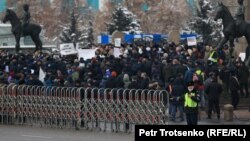 Казакстан. Январь окуясында каза болгондорду эскерүү митинги. Алматы, Республика аянты. 13-февраль, 2022-жыл. 
