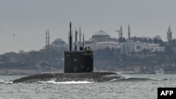 Ռուսական սուզանավը Բոսֆորի նեղուցով դեպի Սև ծով անցնող ճանապարհին, արխիվ