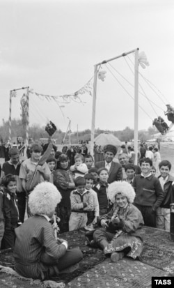 Oktýabr rewolýusiýasynyň baýramçylygynda, ýaş bagşylaryň bäsleşigi. Arkada hiňňildik görünýär.