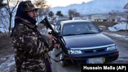 آرشیف - یک نیروی طالبان در یک ایست بازرسی در شهر کابل