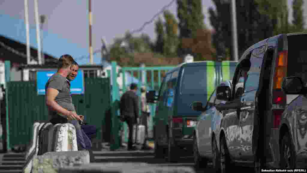 Министерство сельского хозяйства сообщает, что после усиления фитосанитарного контроля проверено более 117 грузовых машин, свыше 821 тонны подкарантинной продукции. Около 105 тонн продукции возвращено назад.