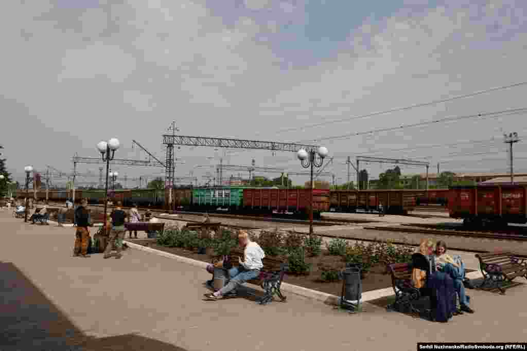 Потяги на схід ходили з різних куточків України: Івано-Франківська, Львова та Херсона. Одним із найбільш заповнених у будь-яку пору року був швидкісний «Інтерсіті+» Київ–Краматорськ