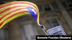 Протестующий с флайером "Свободу политзаключённым", Барселона, 16 октября 2017