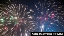 Згідно з рішенням військової адміністрації міста Києва, використання будь-яких піротехнічних виробів у період дії воєнного стану заборонене