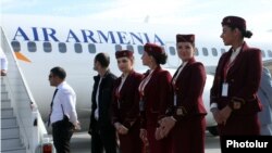 Первая посадка пассажирского лайнера авиакомпании «Эйр Армения» в аэропорту «Звартноц», Ереван 24 октября 2013 г. 
