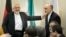 Daşary işler ministri Jawad Zarif (Ç) Eýranyň Atom energiýasy guramasynyň başlygy Ali Akbar Salehi 5+1-iň we ÝB wekilleriniň Eýran bilen duşuşygynda, Lausanne, 31-nji mart, 2015 ý.