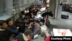 Рӯзи 29 декабр даҳҳо муҳоҷири тоҷик дар фурудгоҳи Пулково дармонда буданд.