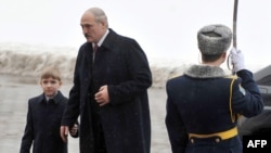 Беларус президенти Александр Лукашенко уулу Коля менен өзүнүн төртүнчү жолку президенттик ант берүү аземине катышуу үчүн келе жатат. Минск. 2011-жылдын 21-январы. AFP.