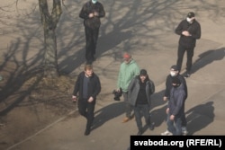 Рыгор Азаронак (зьлева) разам зь людзьмі у цывільным на плошчы Бангалор, 27 сакавіка 2021