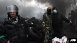 Украина -- Орусиячыл демонстранттар дөңгөлөктөрдү өрттөшүүдө. Словянск, 13-аперль, 2014.