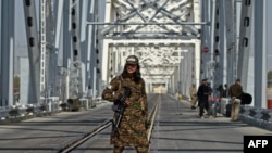 د افغانستان او ازبکستان په سرحد کې د حیرتان پل- د طالبانو یو سرتېری د ګزمې په حال کې