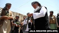 Мухаммад Исмал хан, Герат шаарынан талибдерди сүрүп чыккан учурда тартылган сүрөт. 