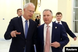 Спецпосланник президента Росії Кирил Дмитрієв розмовляє зі спецпосланником президента США Дональда Трампа Стівом Віткоффом під час зустрічі в Санкт-Петербурзі, Росія, 11 квітня 2025 року