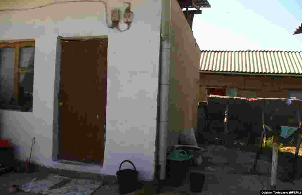 Батирде жашагандар ижара акысынана сырткары суу, электр энергия жана таштанды үчүн өзүнчө акча төлөшөт.