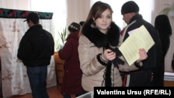 Молдова -- Гагаузиядагы референдумда добуш берип жаткандар. Комрат, 2-февраль, 2014.