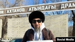 Незрячий активист Мусагали Дауылов проводит пикет в Актобе. 21 января 2025 года