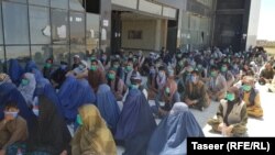 گروهی از مردان و زنان در صف دریافت کمک در افغانستان-تصویر از آرشیف