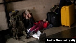 Киевде метродо баш калкалап отурган эне-бала, 24-февраль, 2022-жыл. 