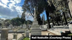 Истанбулның Әдернәкапы зиратында Йосыф Акчураның кабер ташы Сөембикә манарасы кебек куела. Аны куйдыру башында Гаяз Исхакый була.