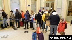 Ілюстрацыйнае фота. Чарга на вакзале ў польскім Пшэмысьлі