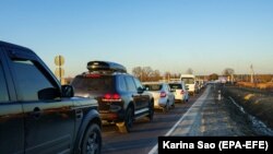 Автомобильная пробка на пути к пограничному переходу на украинско-польской границе. 25 февраля 2022 года
