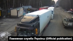 Танкі на памежным пункце Сенькаўка — Весялоўка на мяжы трох краін: Беларусі, Расеі і Ўкраіны. Скрын зь відэазапісу памежнай службы Ўкраіны 24 лютага 2022 году