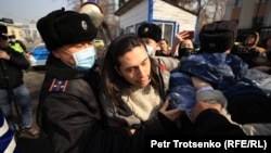 Сотрудники полиции задерживают участников «антивоенного пикета» у генерального консульства России. Алматы, 24 февраля 2022 года
