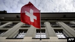 Кроме того, что власти Швейцарии заморозили финансы, они конфисковали 15 объектов недвижимого имущества, приписываемых находящимся под санкциями россиянам