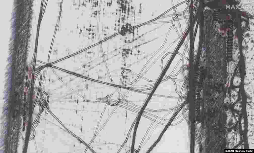 Бак-дарактын арасында турган аскер техникалары.