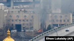 Ресей қарулы күштері шабуыл бастағаннан кейін зымыран түскен жердегі өрт пен түтін. Киев, 24 ақпан 2022 жыл.