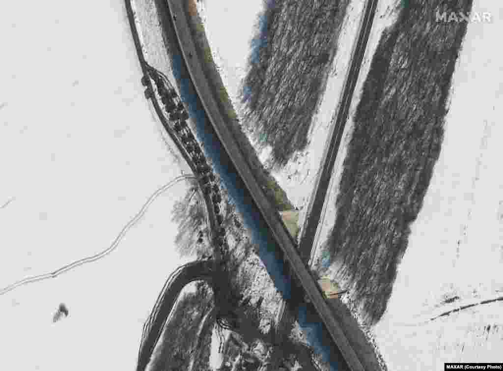 Түштүктү көздөй бараткан батальон, Солоти, Орусия. 20-февралда Солотидеги аскер техникаларынын көп бөлүгү конвойдун коштоосунда башка аймакка көчүрүлдү.