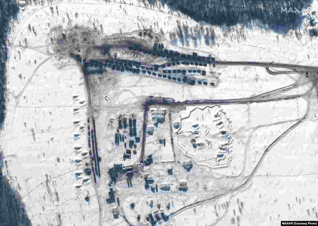 Військове обладнення, в тому числі бронетехніка та артилерія, на Курському полігоні в Росії, 14 лютого 2022 року.&nbsp;Satellite image &copy;2022 Maxar Technologies