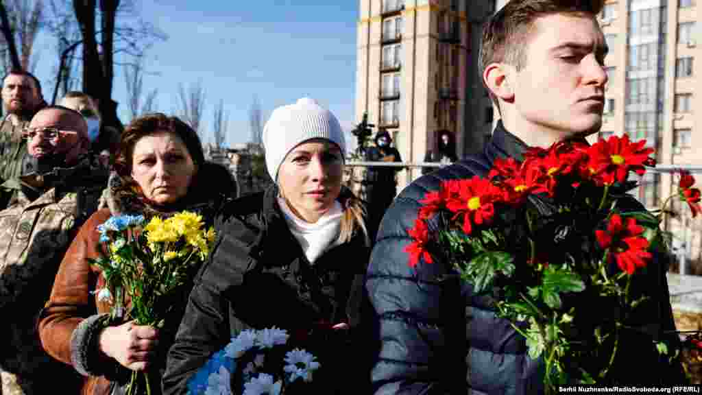 Декілька сотень людей, серед яких були родини загиблих та учасники подій Революції гідності, прийшли вшанувати пам&rsquo;ять загиблих