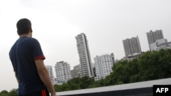 یک افغان در تهران؛ اخیرا تنش‌ها میان اسرائیل و ایران، افغانهای مهاجر مقیم ایران را به شدت نگران کرده است.